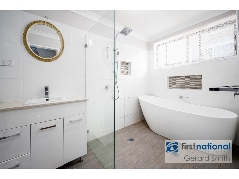 32 Thirlmere Way, Tahmoor NSW 2573