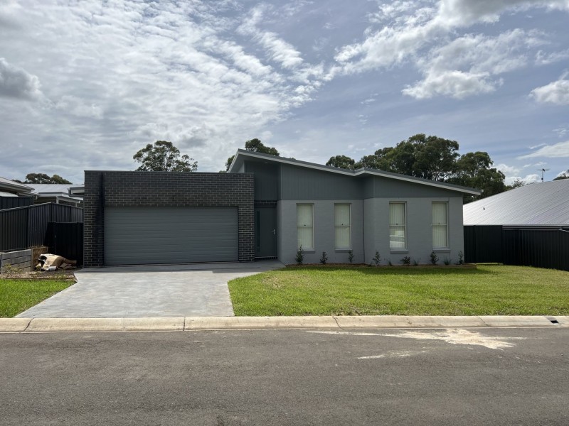 18 Kurrajong Cres, Tahmoor NSW 2573
