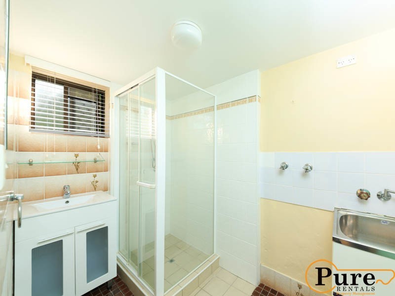 1/2 Osbourne Street, Scarborough QLD 4020