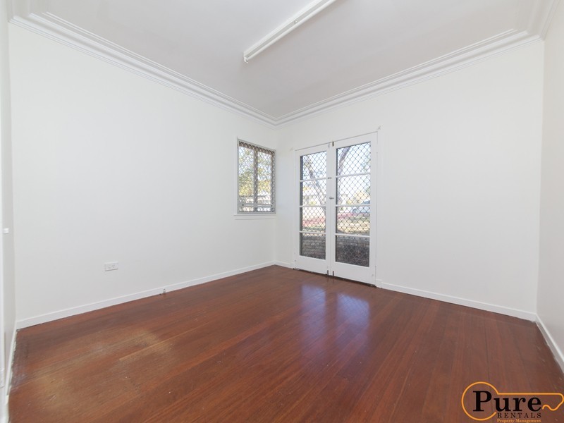 8 Schelbach Street, Booval QLD 4304