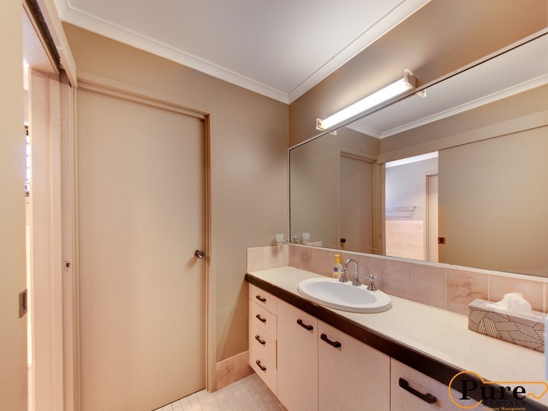 10 Conifer Street, Hillcrest QLD 4118
