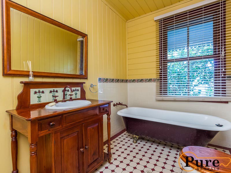 1 Roma Street, North Booval QLD 4304