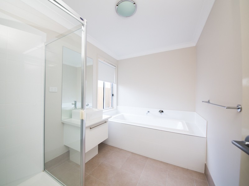 32 Hallvard Crescent, Augustine Heights QLD 4300