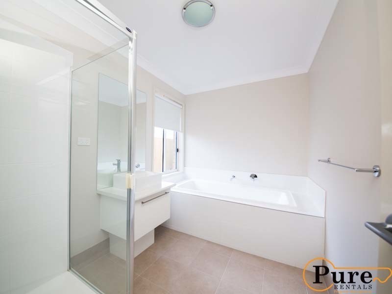 32 Hallvard Crescent, Augustine Heights QLD 4300