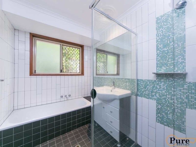 5 Leesa Court, Highland Park QLD 4211