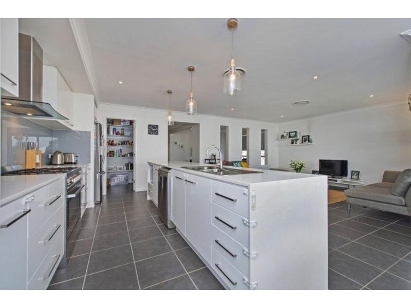 15 Riverbreeze Crescent, Maudsland QLD 4210