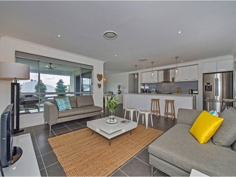 15 Riverbreeze Crescent, Maudsland QLD 4210