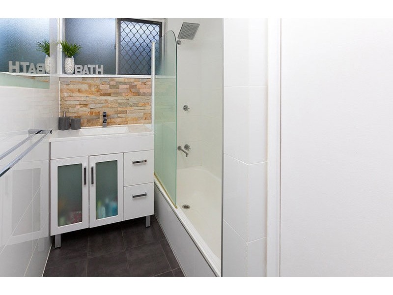 25 David Road, Holland Park QLD 4121