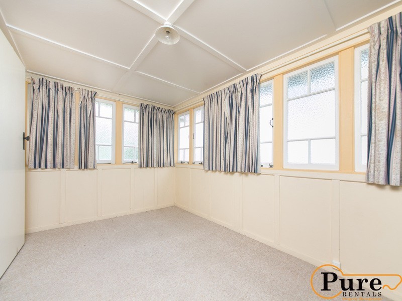 9 Framont Avenue, Holland Park QLD 4121