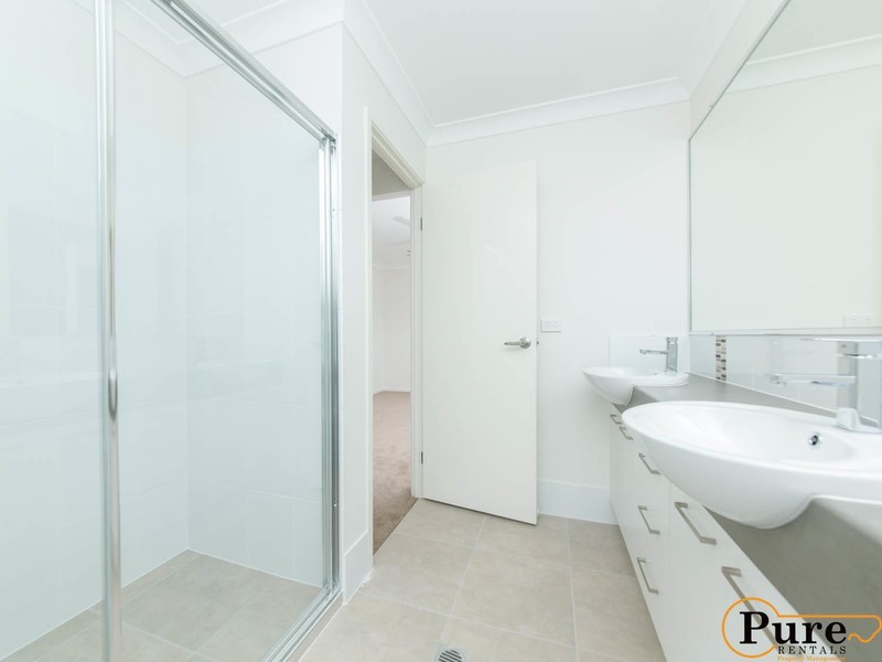 43 Stoneleigh Reserve Boulevard, Logan Reserve QLD 4133