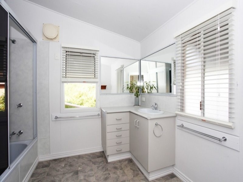 9 Nile Street, Riverview QLD 4303