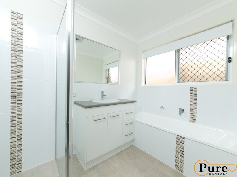 43 Stoneleigh Reserve Boulevard, Logan Reserve QLD 4133