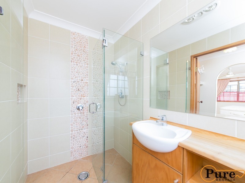 1 Travolta Street, Stafford Heights QLD 4053