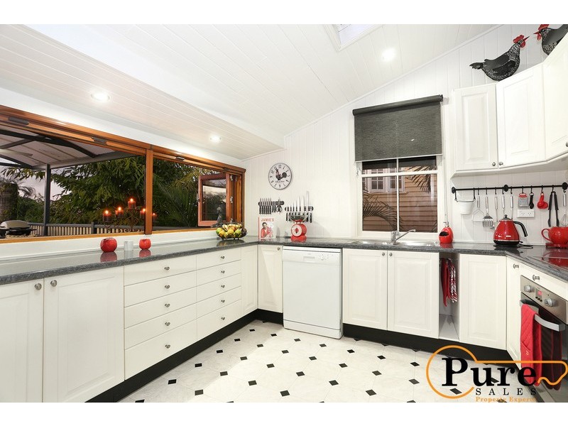2 Gordon Parade, Manly QLD 4179