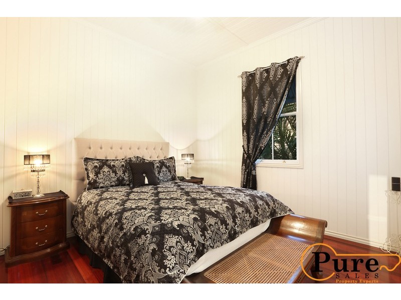 2 Gordon Parade, Manly QLD 4179