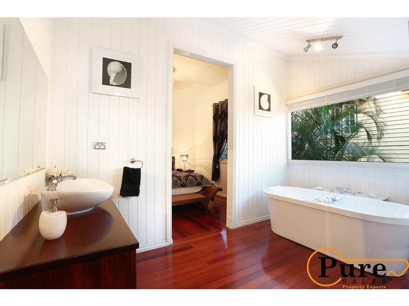 2 Gordon Parade, Manly QLD 4179