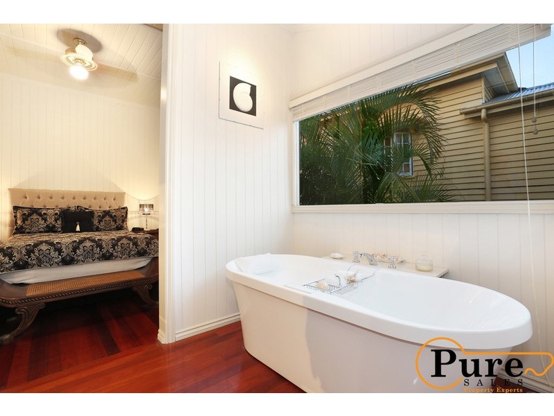 2 Gordon Parade, Manly QLD 4179