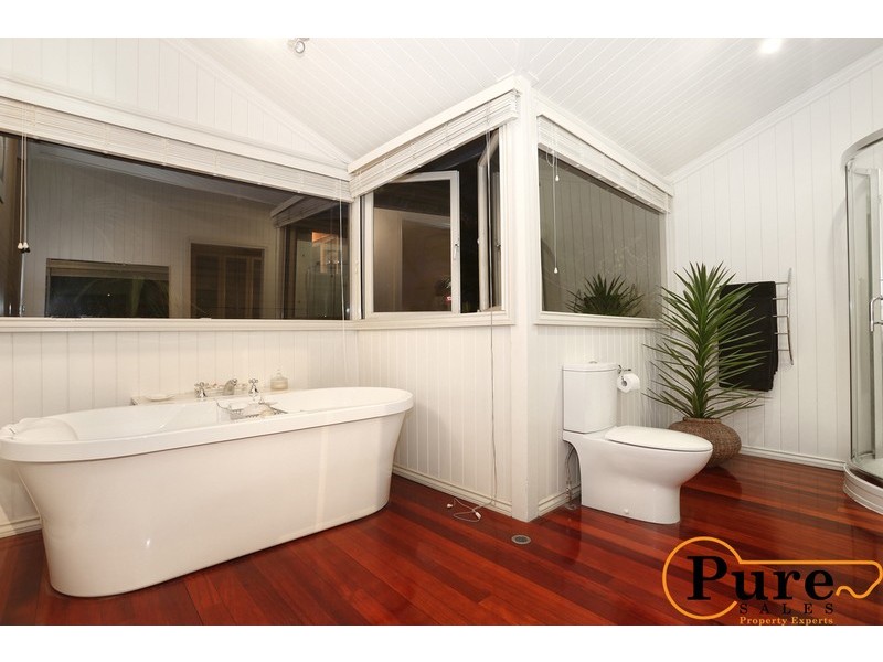 2 Gordon Parade, Manly QLD 4179