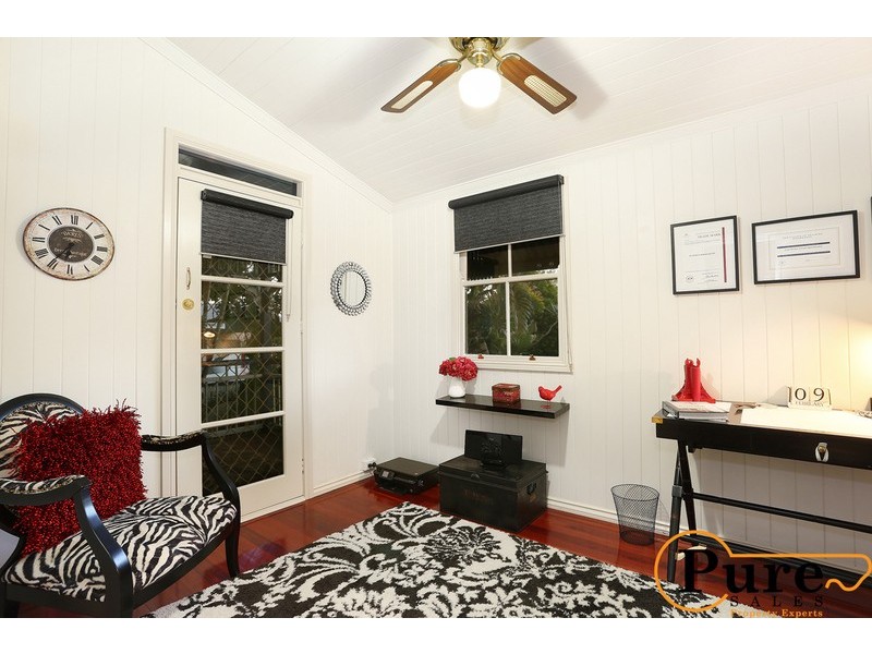 2 Gordon Parade, Manly QLD 4179