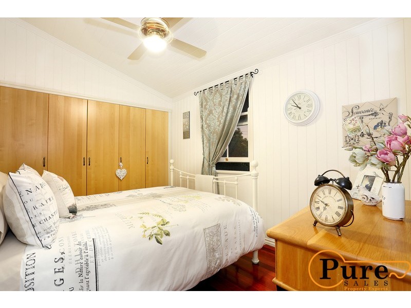 2 Gordon Parade, Manly QLD 4179