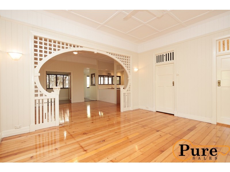 16 Bredden Street, Chapel Hill QLD 4069