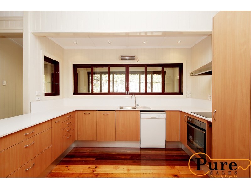 16 Bredden Street, Chapel Hill QLD 4069