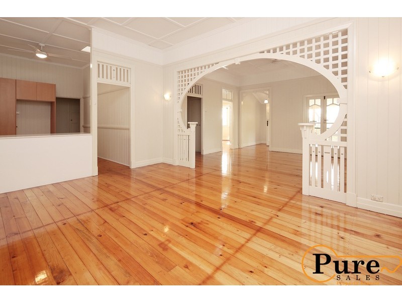 16 Bredden Street, Chapel Hill QLD 4069