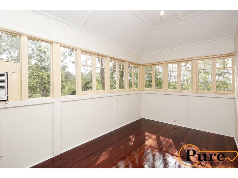 16 Bredden Street, Chapel Hill QLD 4069