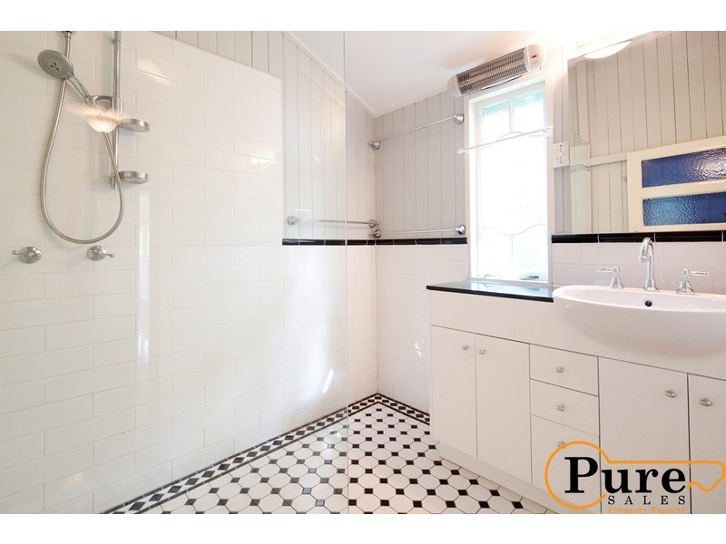 16 Bredden Street, Chapel Hill QLD 4069