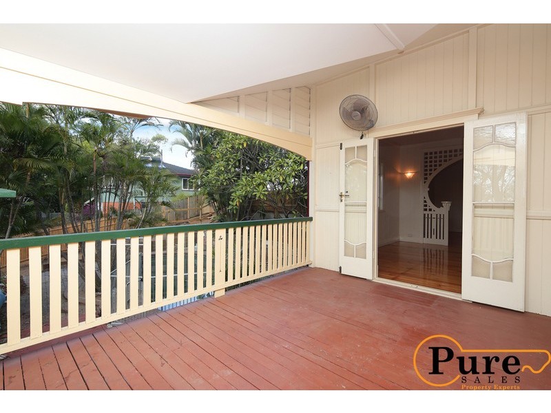 16 Bredden Street, Chapel Hill QLD 4069