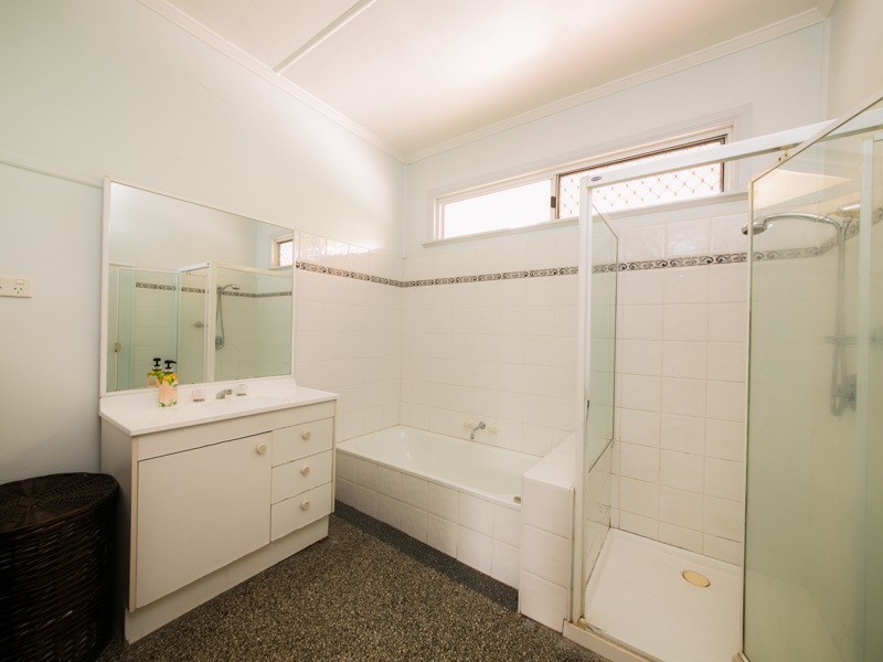 4 Camelot Street, Tennyson QLD 4105