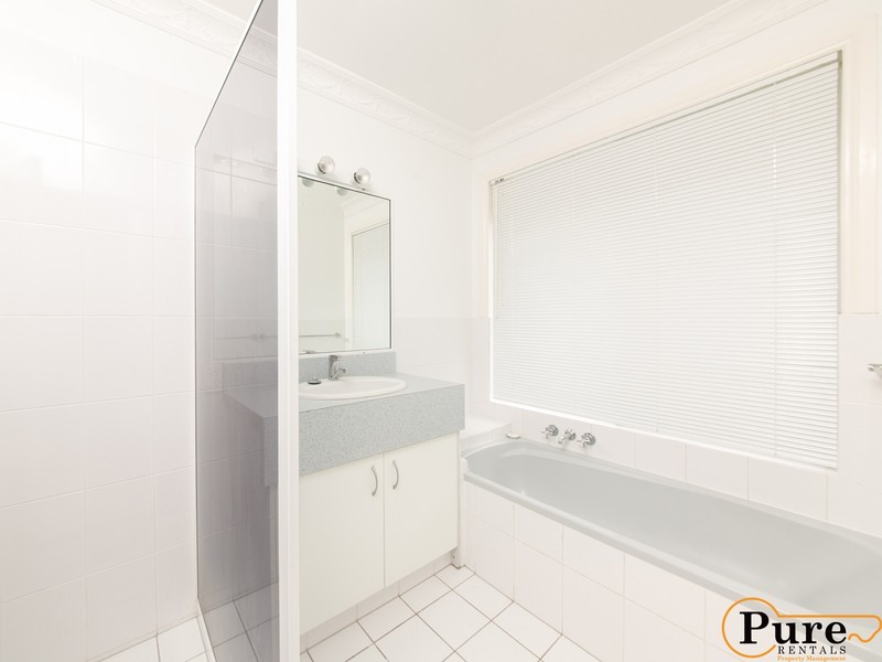 7 Nicolson Court, Mermaid Waters QLD 4218