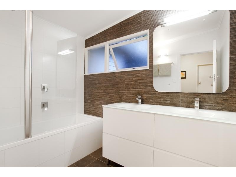 17 Trenton Street, Kenmore QLD 4069