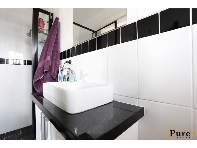 373 Pine Mountain Road, Mansfield QLD 4122