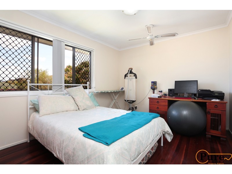 373 Pine Mountain Road, Mansfield QLD 4122