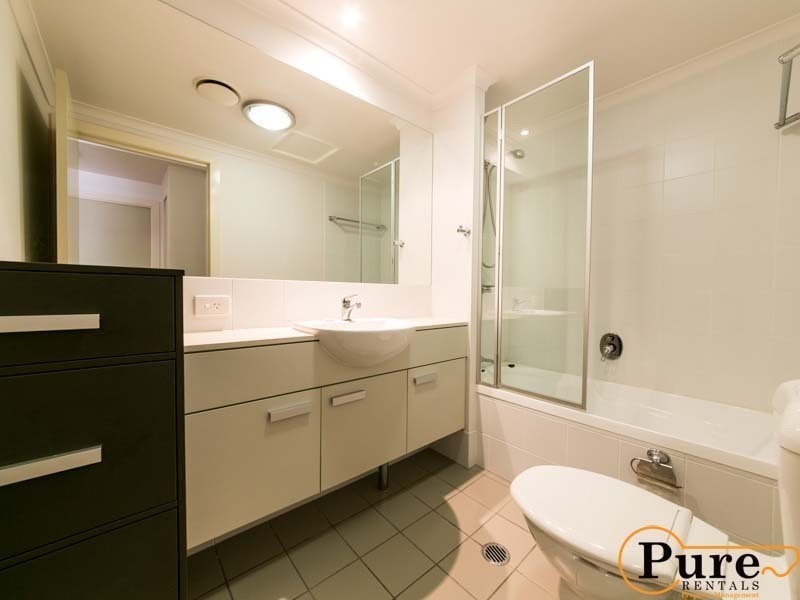 2/8 Belgrave Road, Indooroopilly QLD 4068