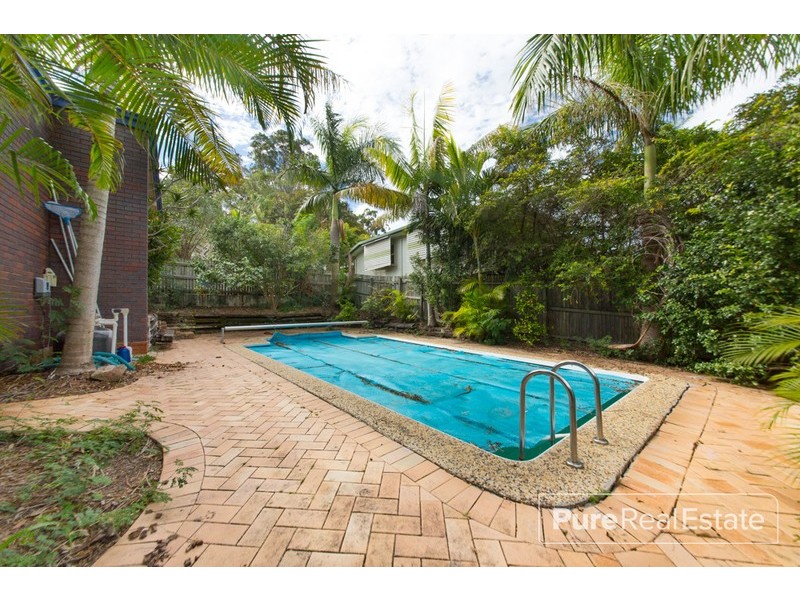 2 Redbourne Street, Chermside West QLD 4032