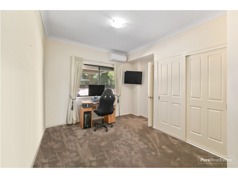 20 Barnstos Place, Carindale QLD 4152