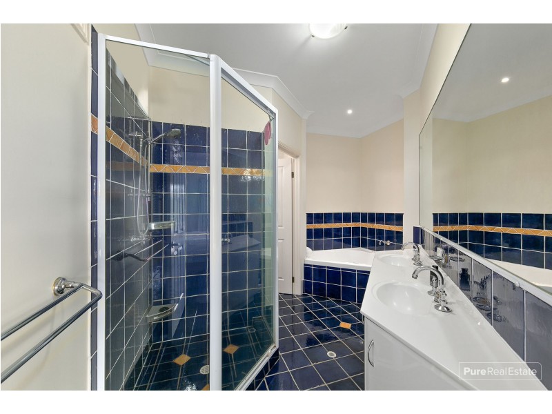 20 Barnstos Place, Carindale QLD 4152