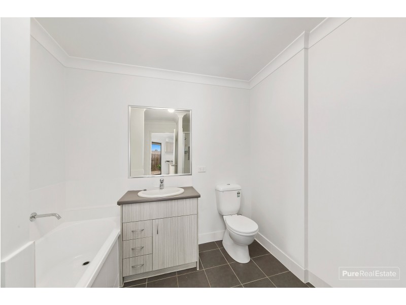 11 Knightsbridge Drive, Chuwar QLD 4306