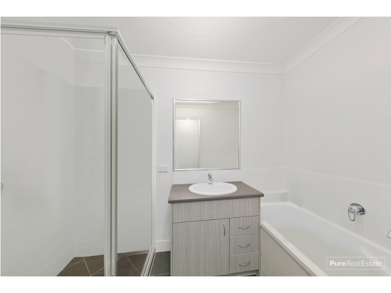 11 Knightsbridge Drive, Chuwar QLD 4306