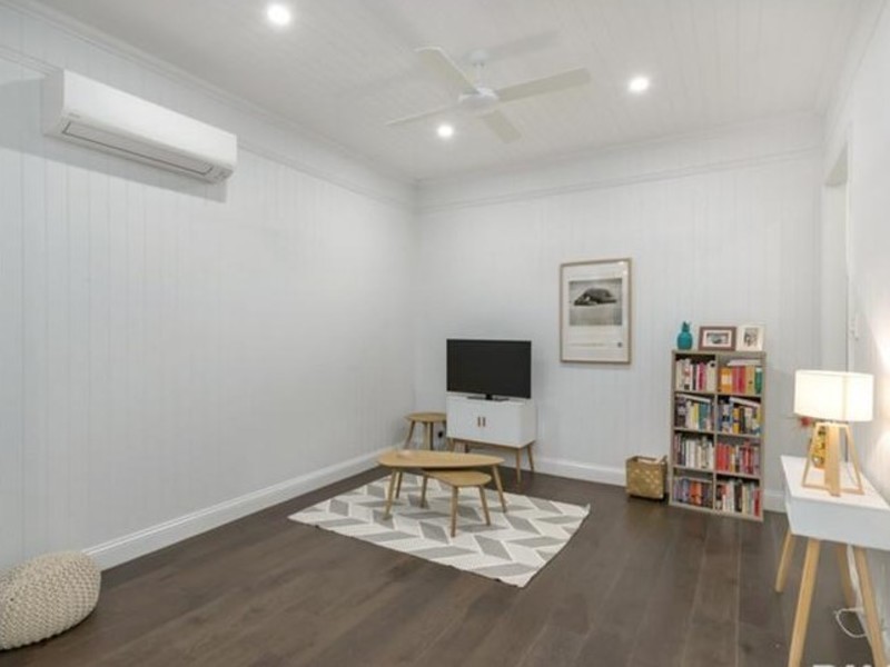 42 Macgregor Terrace (upstairs), Bardon QLD 4065