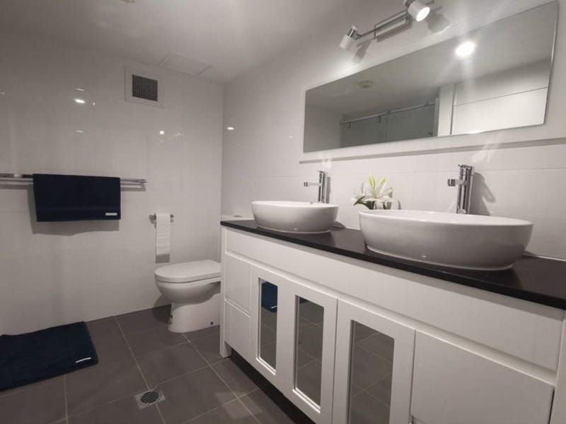 70 Remembrance  Drive, Surfers Paradise QLD 4217