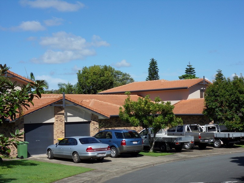 villa @/ 11 waterford court, Bundall QLD 4217