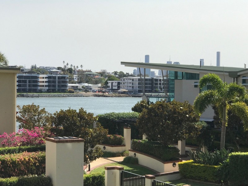 2/29 Sutherland Tower, Hamilton QLD 4007