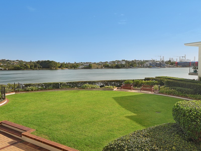 2/29 Sutherland Tower, Hamilton QLD 4007