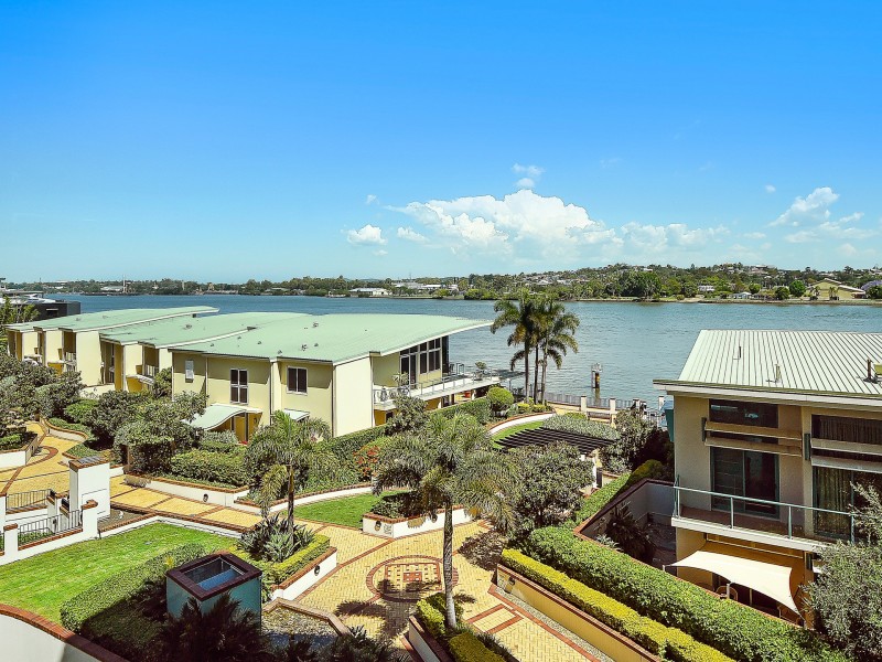 2/29 Sutherland Tower, Hamilton QLD 4007