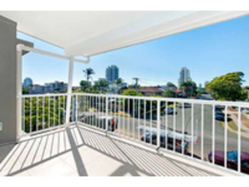 10 Ahern Street, Labrador QLD 4215