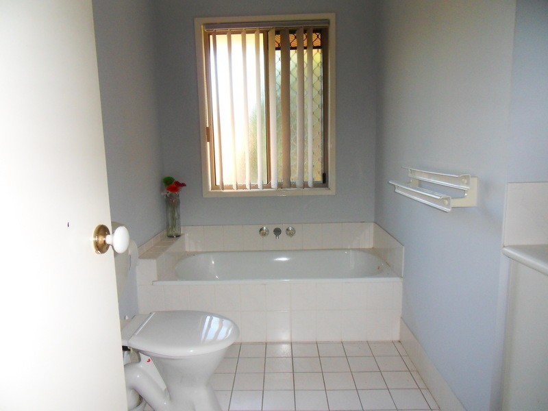 Large townhouse for sale @/11 waterford court, Bundall QLD 4217