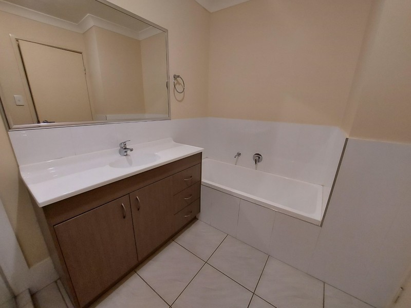 23/2 weir drive, Upper Coomera QLD 4209
